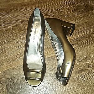 Karen Scott size 10M